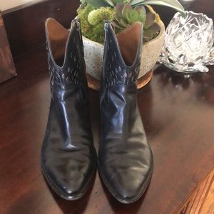 Nine West size 8.5 black all leather bootie.